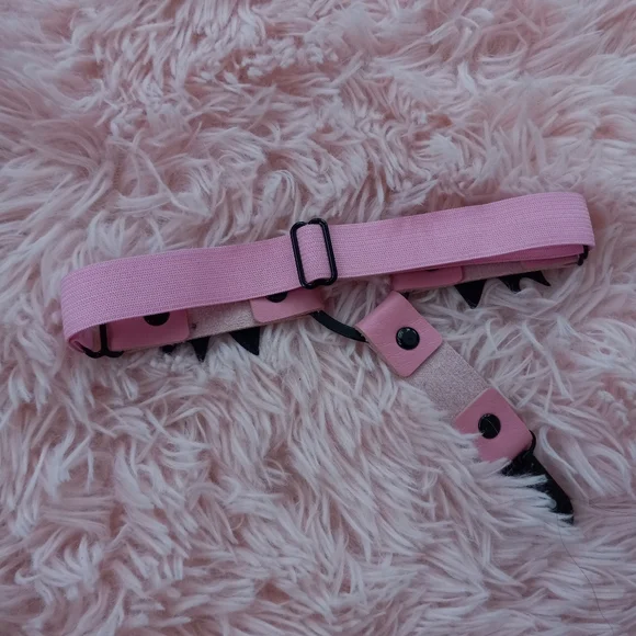 Bat wing sexy thigh garter! Adjustable for all sizes! Pink & black - Picture 2 of 6